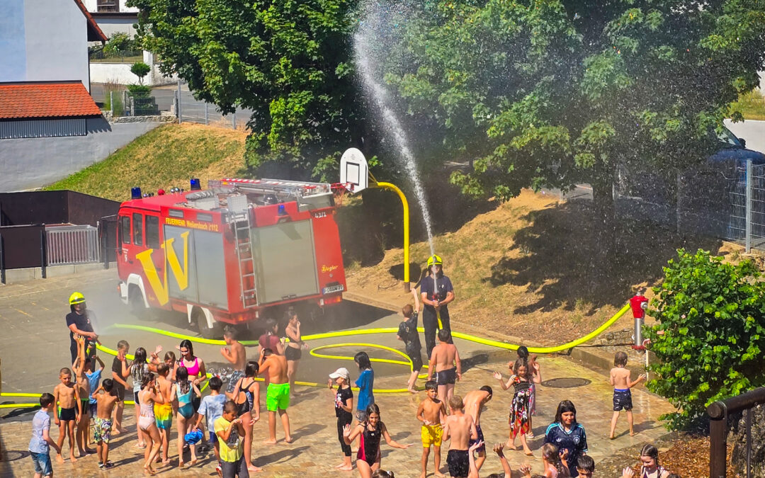 Die Feuerwehr Weilersbach sorgt für Abkühlung
